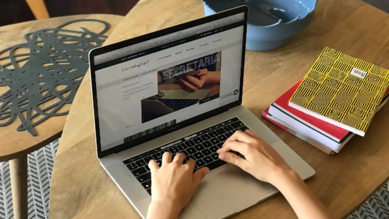 Un ordenador conectado á web da Universidade de Vigo. UVIGO