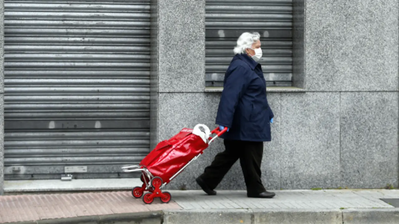 Unha muller regresa a casa tras realizar a compra. SEBAS SENANDE