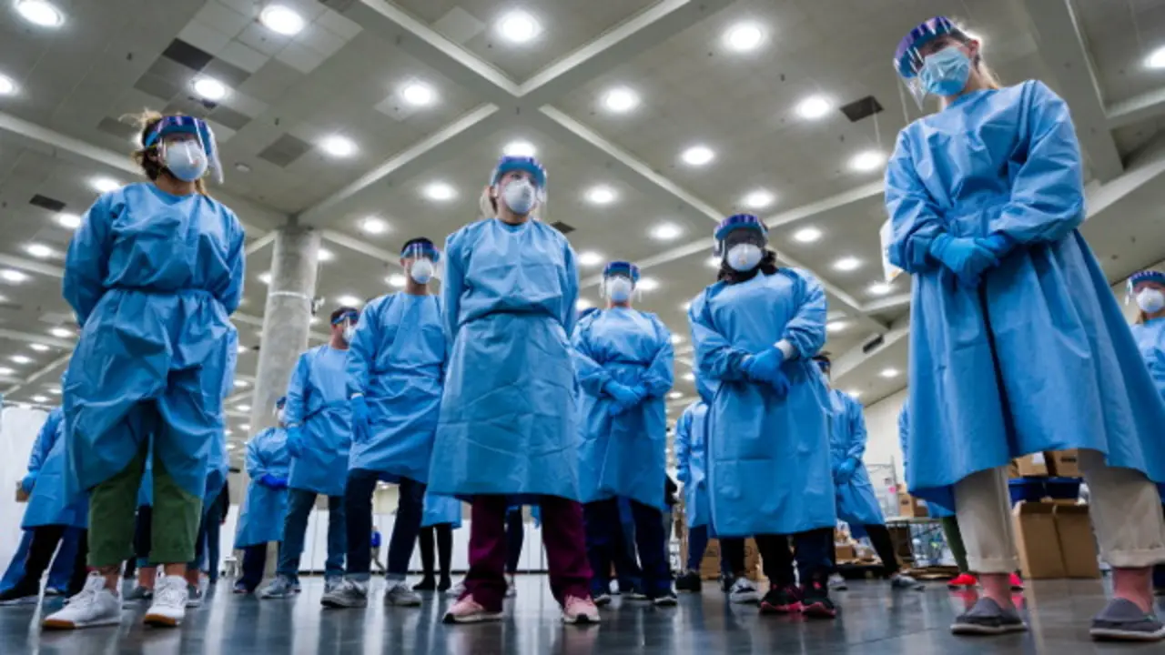 Personal sanitario en un hospital de campaña en Baltimore, Estados Unidos.JIM LO SCALZO (Efe)