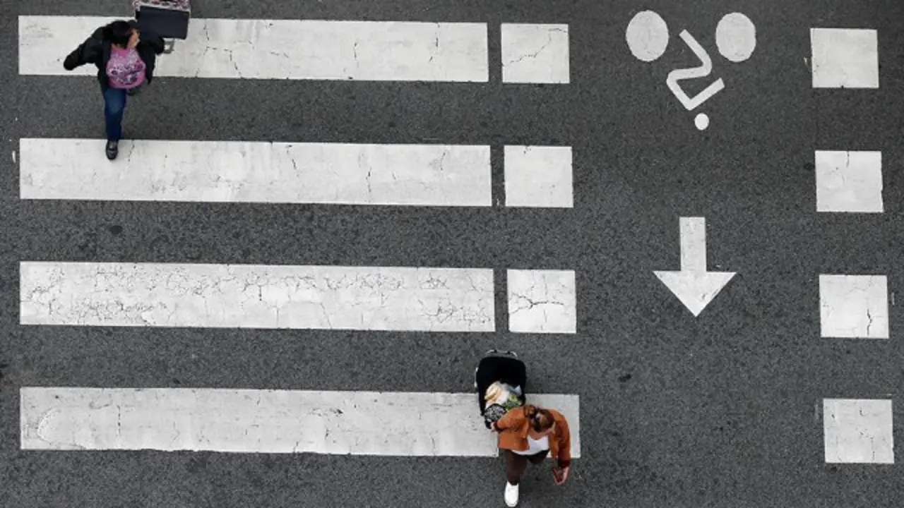 Dos personas se dirigen a la compra. JES&Uacute;S DIGES