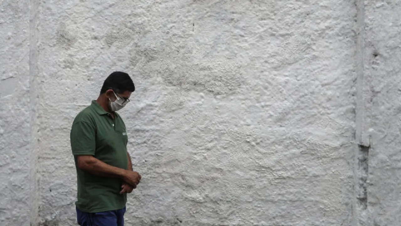 Un hombre con mascarilla. ANTONIO LACERDA (Efe)