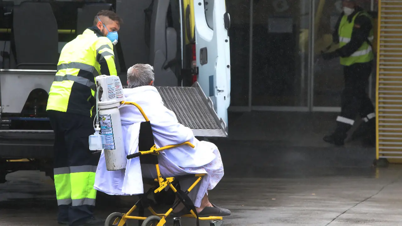 Traslado de una paciente en Santiago. PEPE FERR&Iacute;N (AGN)