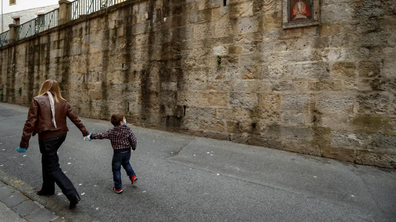 Una mujer con un niño de la mano. EFE