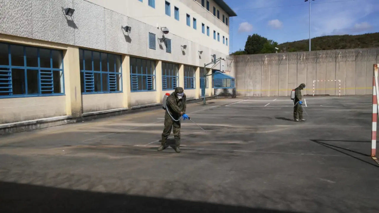 Tarefas de desinfección na prisión da Lama, a principios do mes de abril. CEDIDA