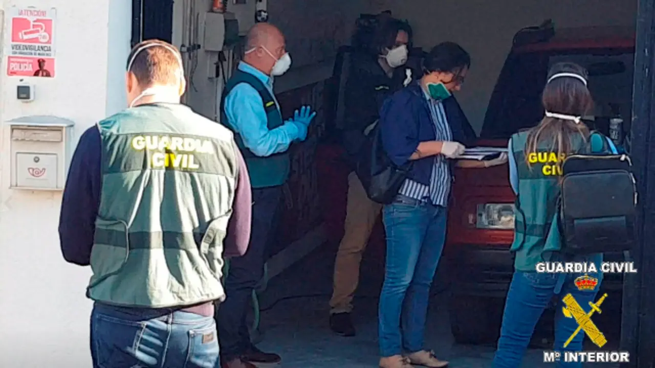 Un instante da operación desenvolvida en Vigo pola fraude na venda de máscaras. GARDA CIVIL