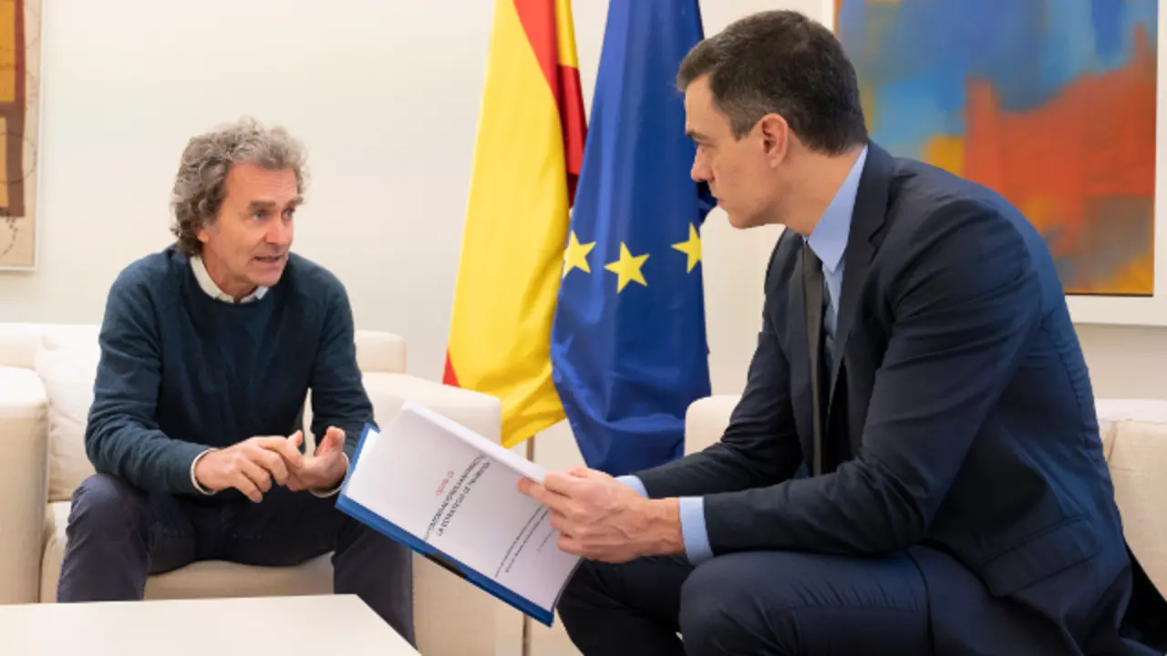 Fernando Simón y Pedro Sánchez, este domingo. MONCLOA