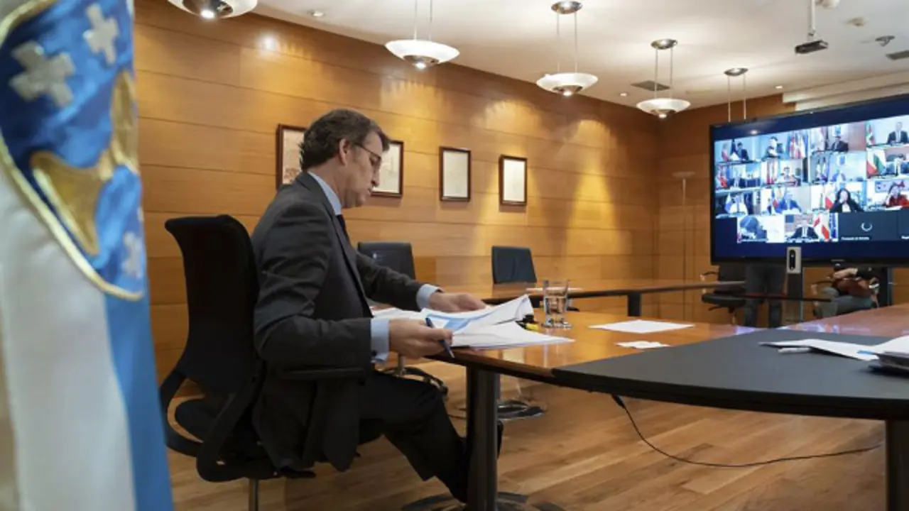 Feijóo, en la videoconferencia de presidentes. DAVID CABEZÓN