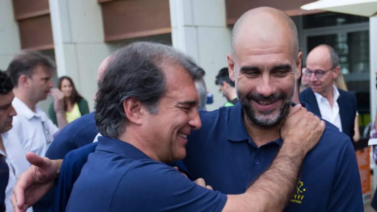 Joan Laporta abraza a Pep Guardiola en un acto de la Fundación Johan Cruyff. ENRIC FONTCUBERTA (EFE)