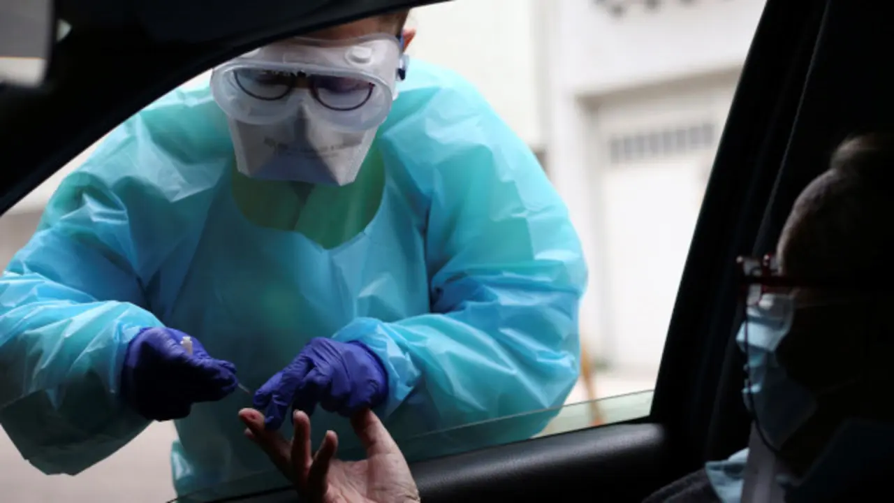 Un sanitario toma unha mostra de sangue para realizar un test na Estrada. SXENICK (EFE)