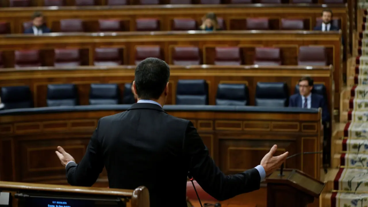 Sánchez, de espaldas, durante la sesión de control. EFE