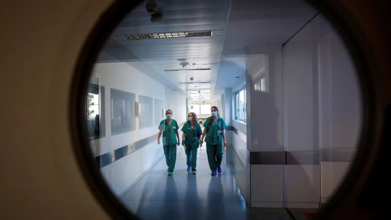 Sanitarios en la Uci de un hospital. RAQUEL MANZANARES (EFE)