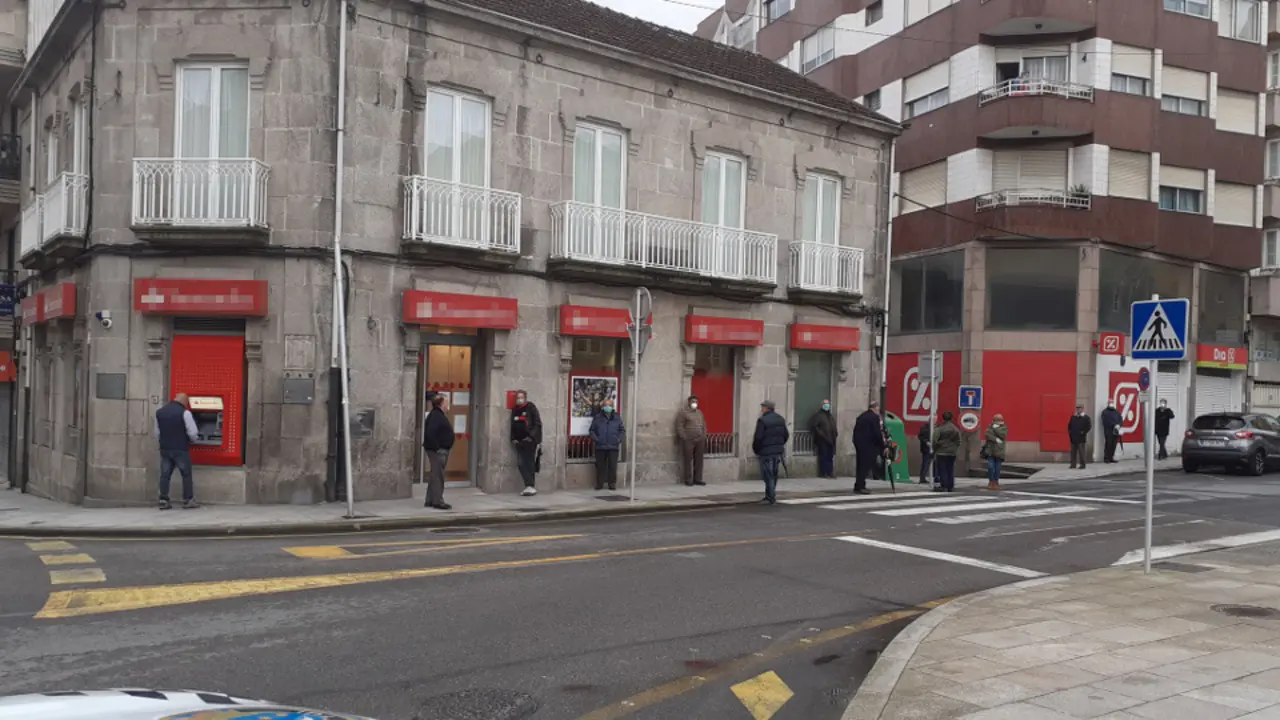 Colas en el exterior de la sucursal bancaria en Tui. AYUNTAMIENTO