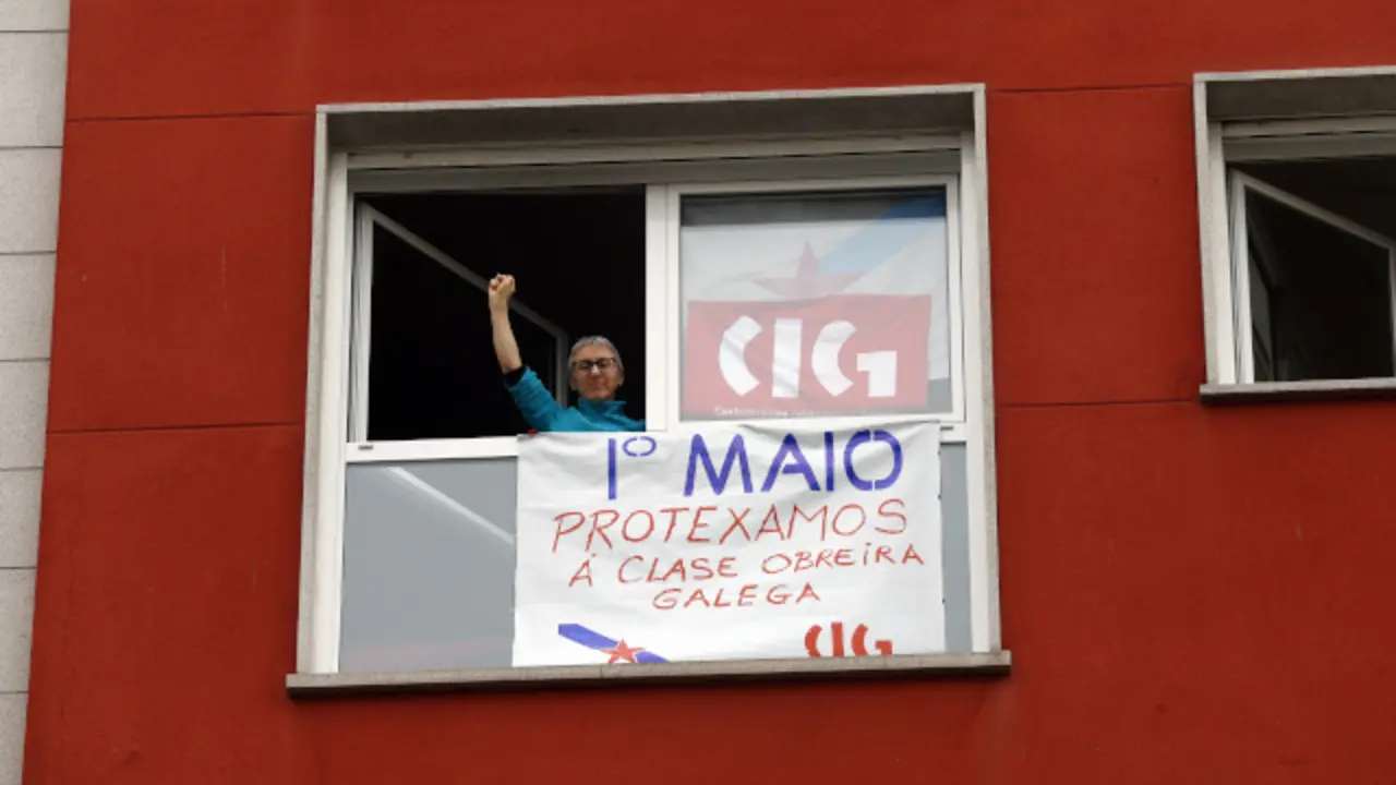 Unha muller posa cunha pancarta polo 1 de maio. XESÚS PONTE