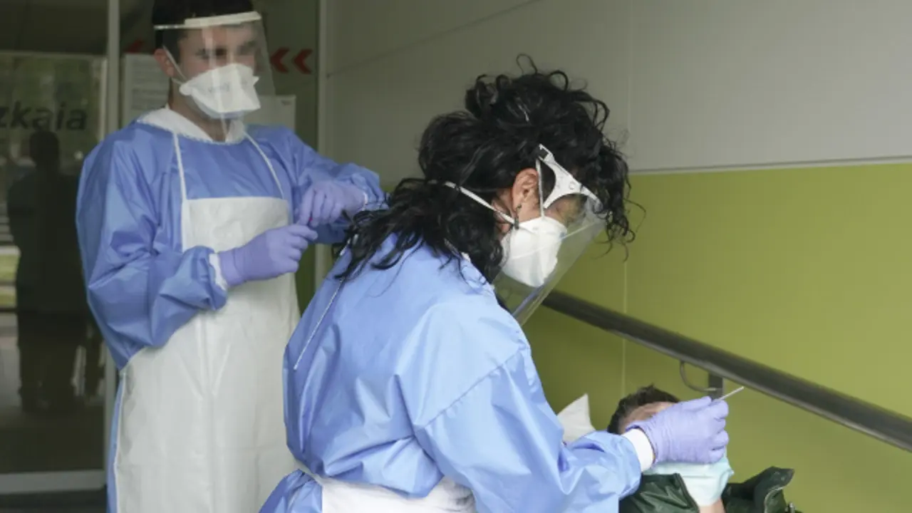 Dos sanitarios recogen una muestra para una prueba PCR. ARCHIVO