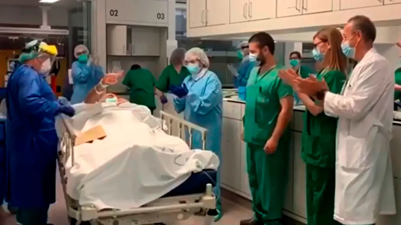 Diego, de 44 años, es aplaudido este martes por el personal médico del Hospital Clínico de Santiago de Compostela. CHUS