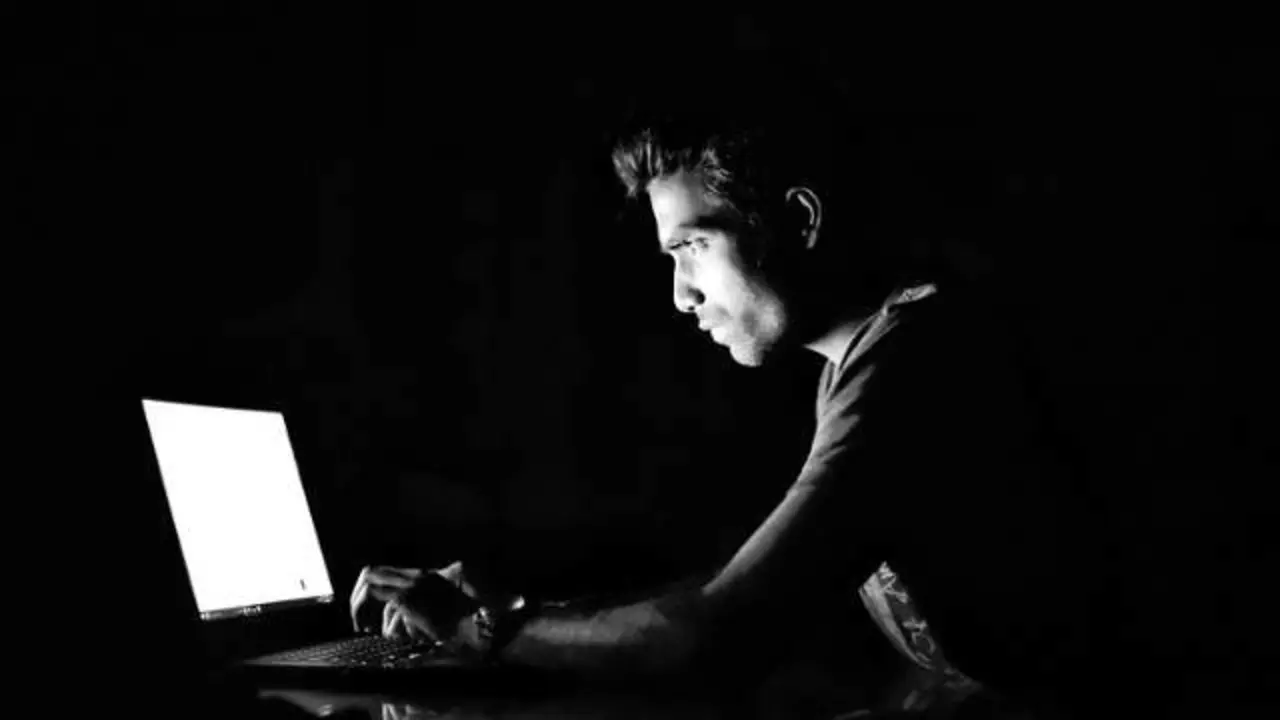 Un home usa un computador. EP