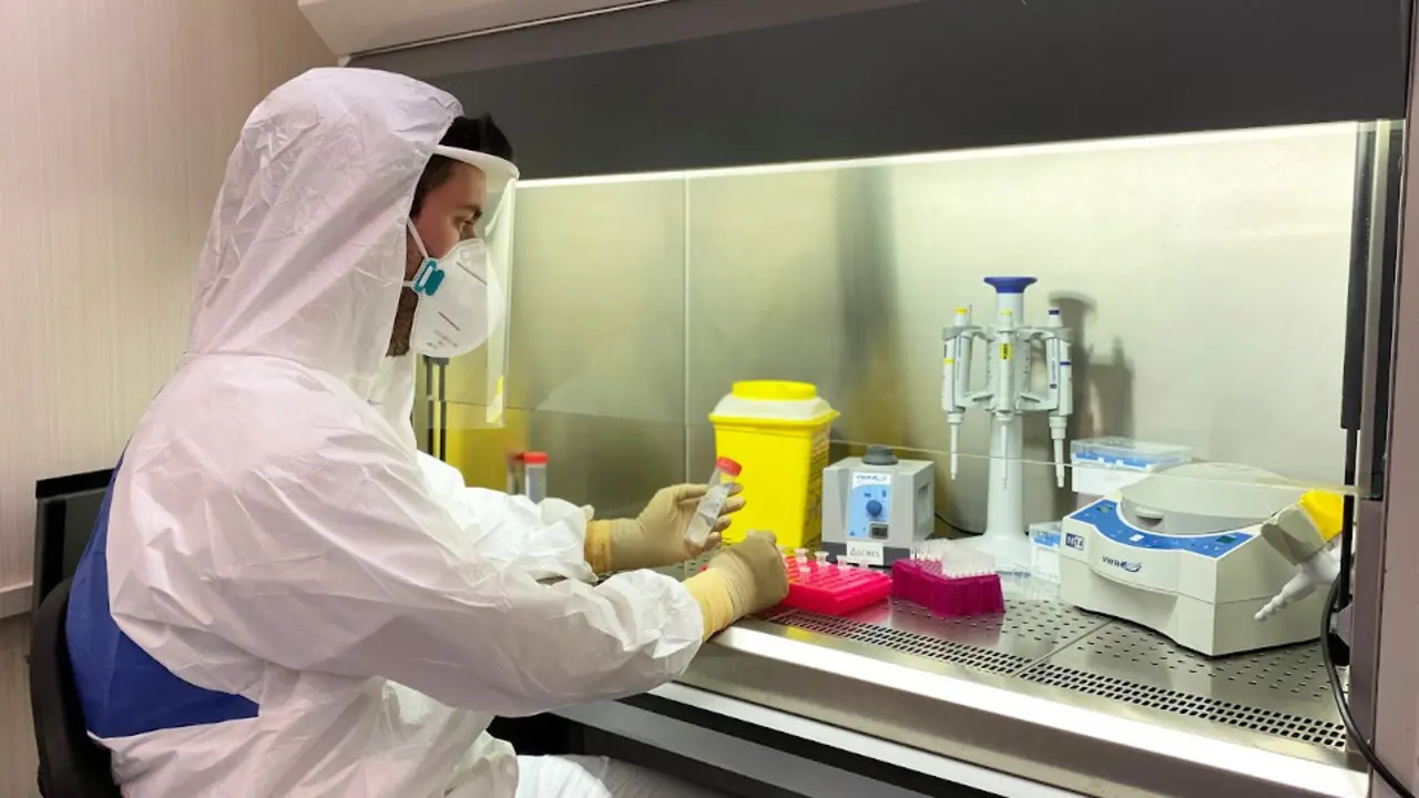 Un sanitario realizando un test PCR. EUROPA PRESS