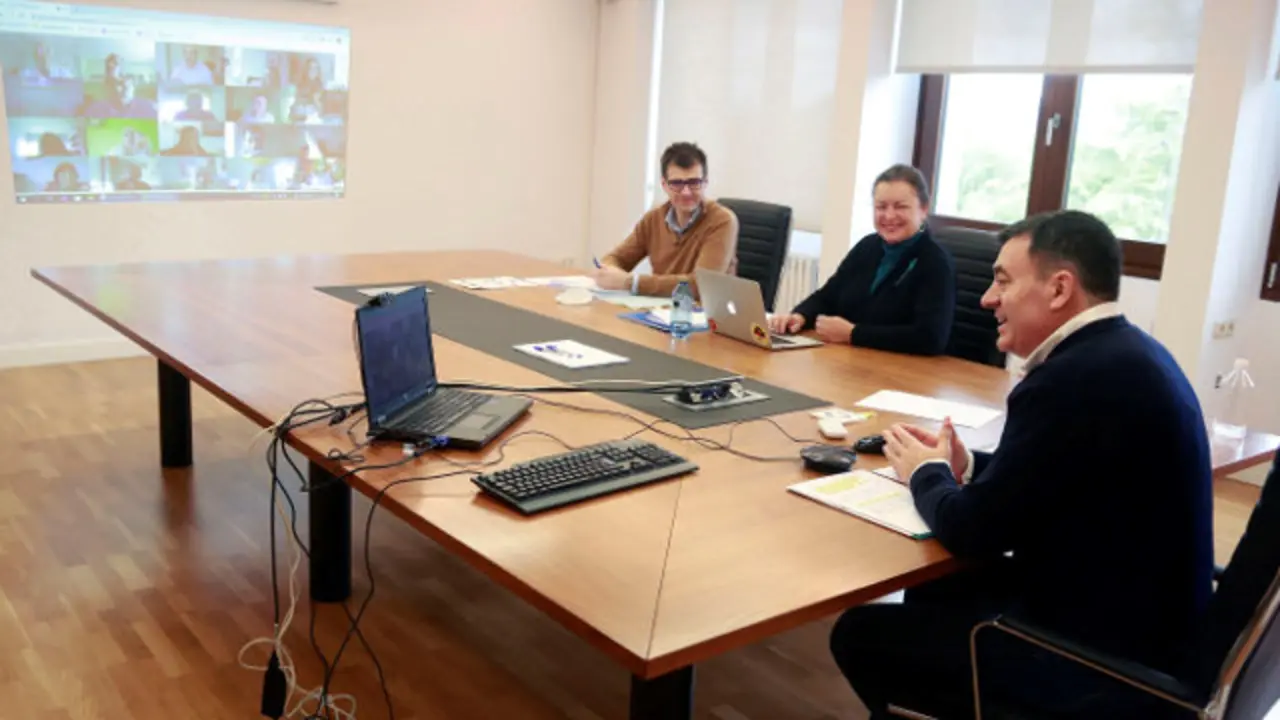 Román Rodríguez preside a reunión. CONCHI PAZ (Efe)