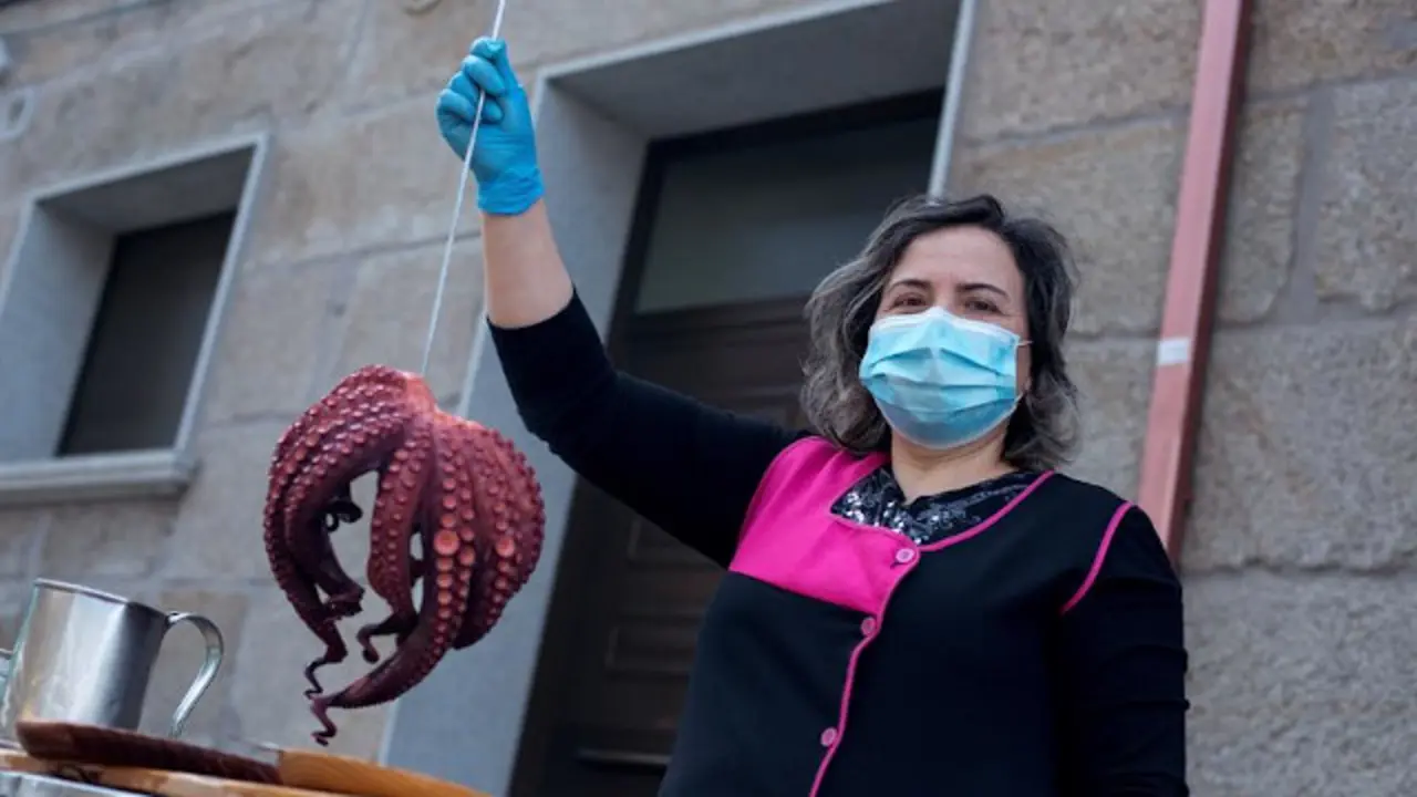 Unha pulpeira en Cea. EFE