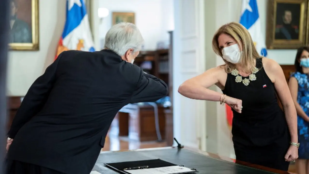 Santelices saluda a Piñeda con el codo antes de jurar el cargo. EFE