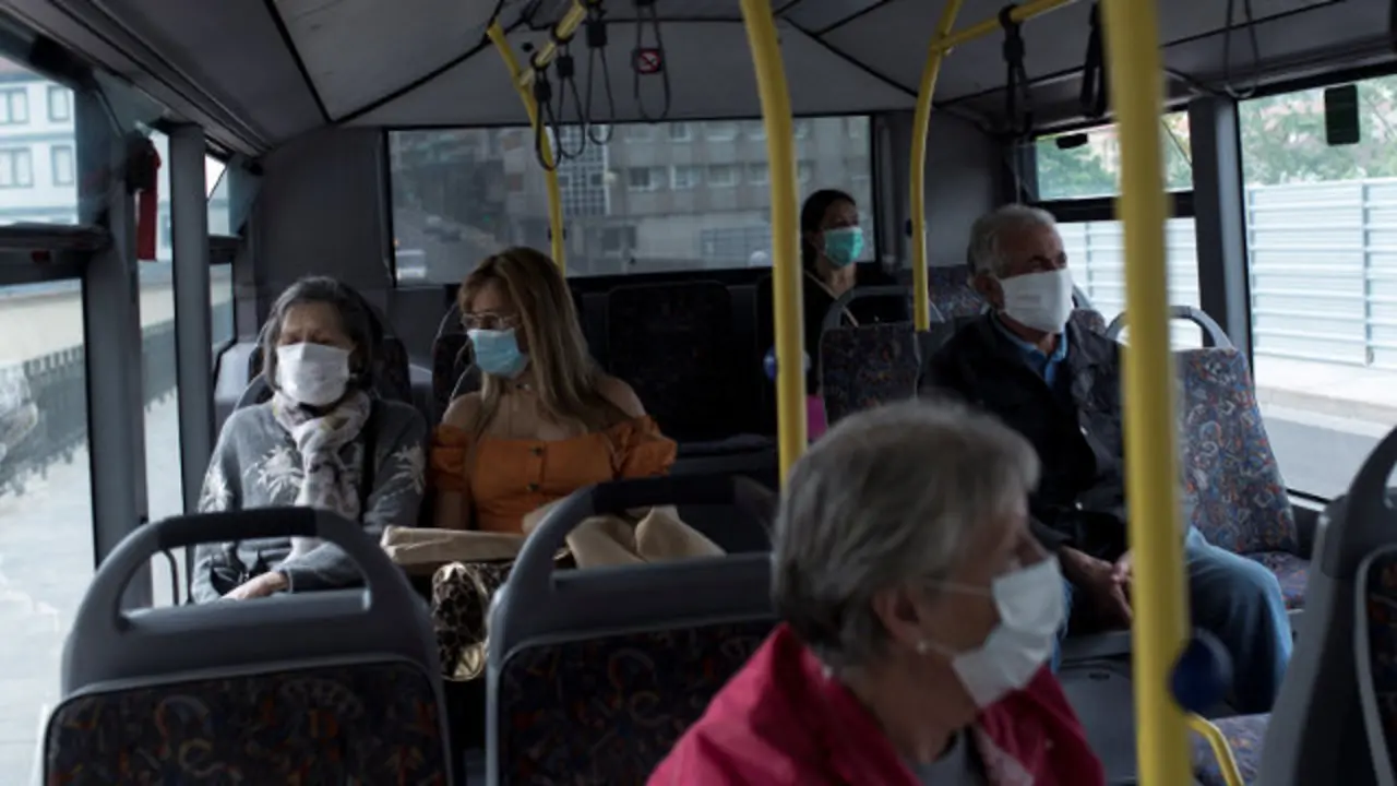 Viaxeiros nun autobús urbano de Ourense.BRAIS LORENZO (Efe)