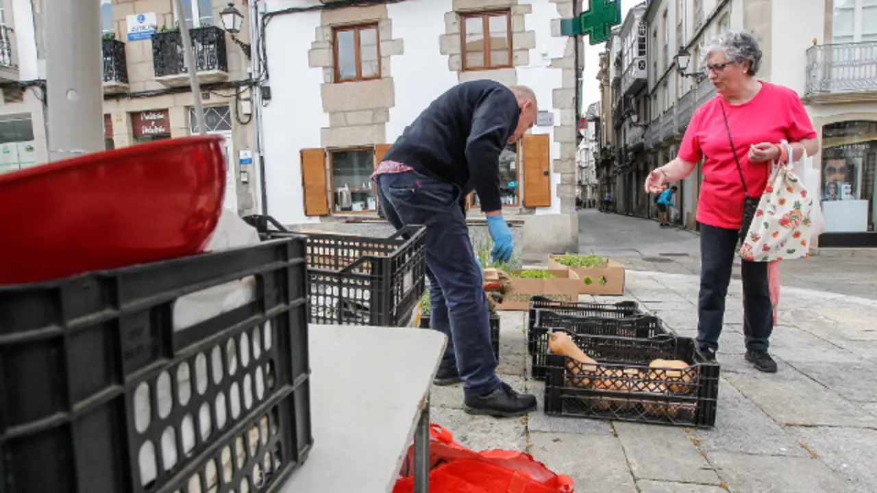 vista de la plaza de pastor diaz de viveiro apenas con un puesto del mercado semanal el primer dia de apertura avalado por la xunta- foto jm alvez