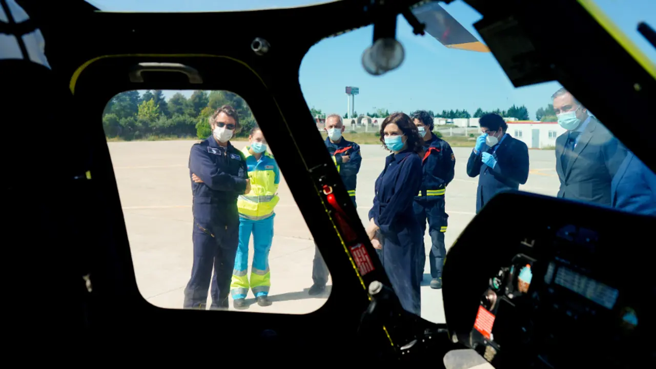 Ayuso visita un parque de bomberos madrileño. EFE