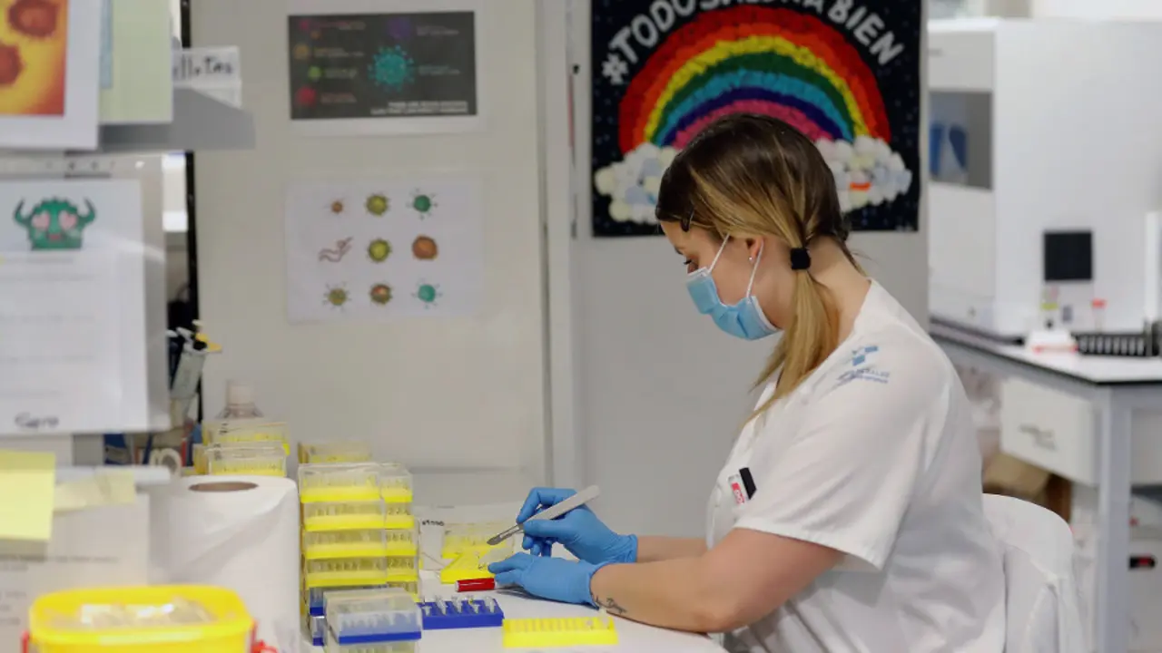 Laboratorio de virolog&iacute;a de un hospital. EFE