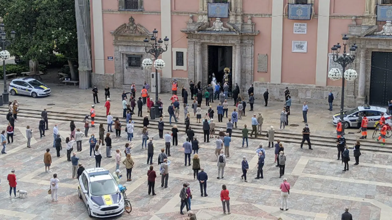Gente congregada ante la basílica. EP