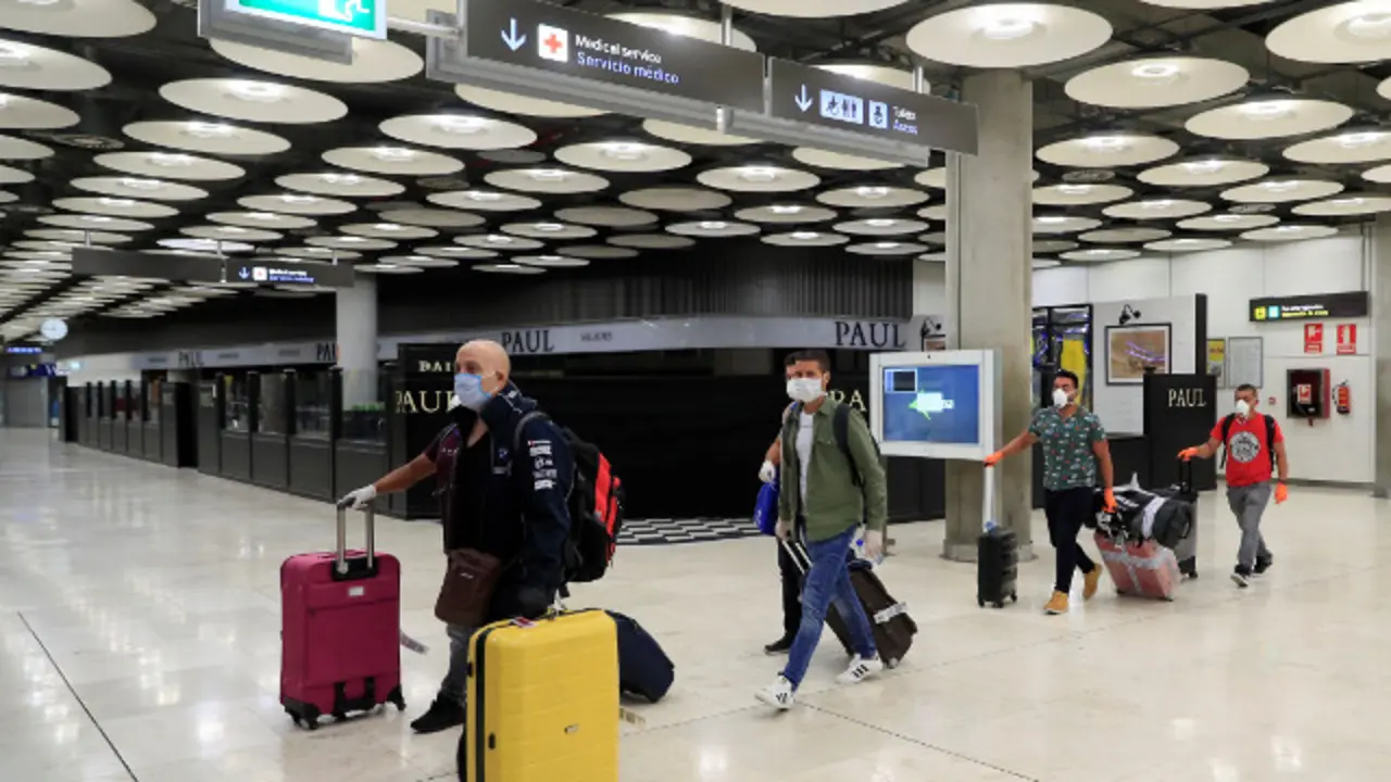 Viajeros en el aeropuerto de Barajas. EFE