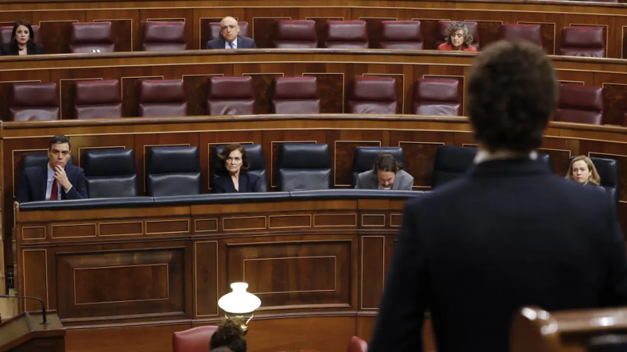 Pedro S&aacute;nchez (i) escucha al l&iacute;der de la oposici&oacute;n, Pablo Casado (de espaldas), durante la sesi&oacute;n de control. EFE