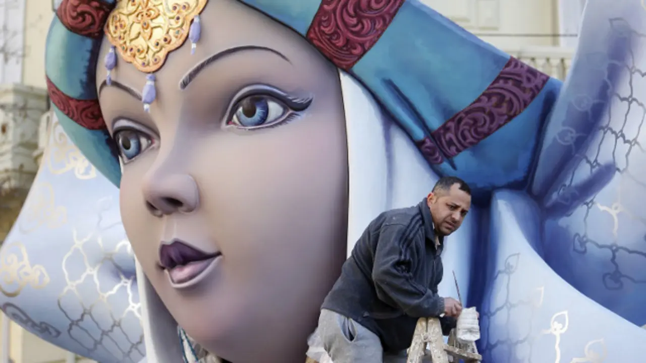 Un artista falleiro traballa na montaxe dunha falla. EFE