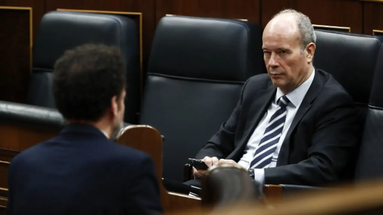 El ministro de Justicia conversando este miércoles con el diputado de Ciudadanos Edmundo Bal. EFE