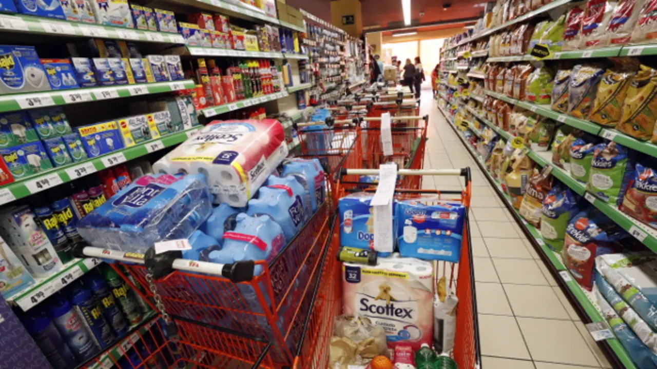 Un carro cheo nun supermercado. XESÚS PONTE