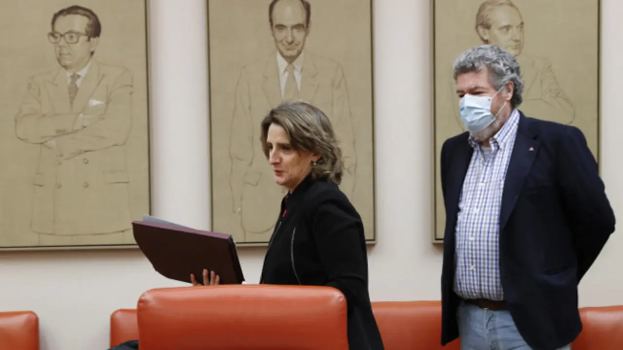 Teresa Ribera, acompañada por el presidente de la comisión parlamentaria, López de Uralde, este jueves. EFE