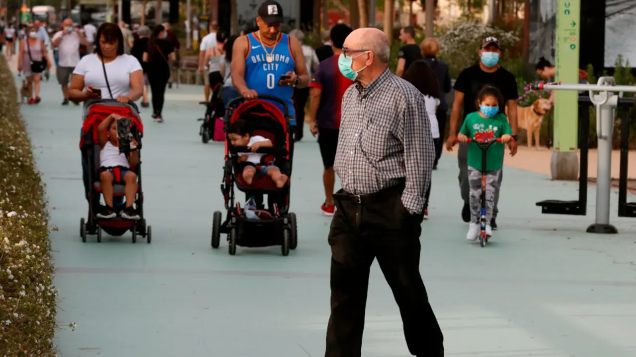 Un hombre se protege con una mascarilla quirúrgica. TONI ALBIR (EFE)