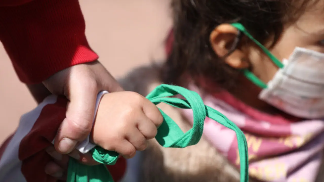 Una niña con una mascarilla. EP