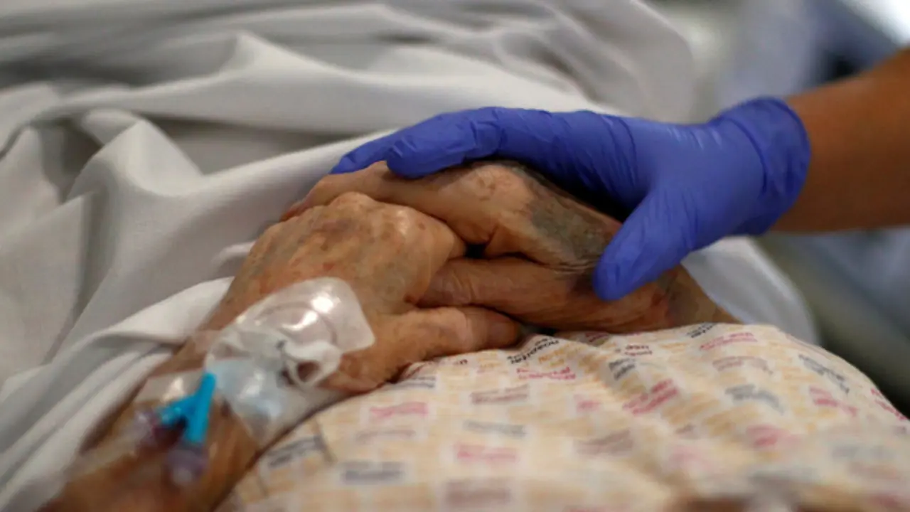 Unha enfermeira atende a unha paciente. EUROPA PRESS