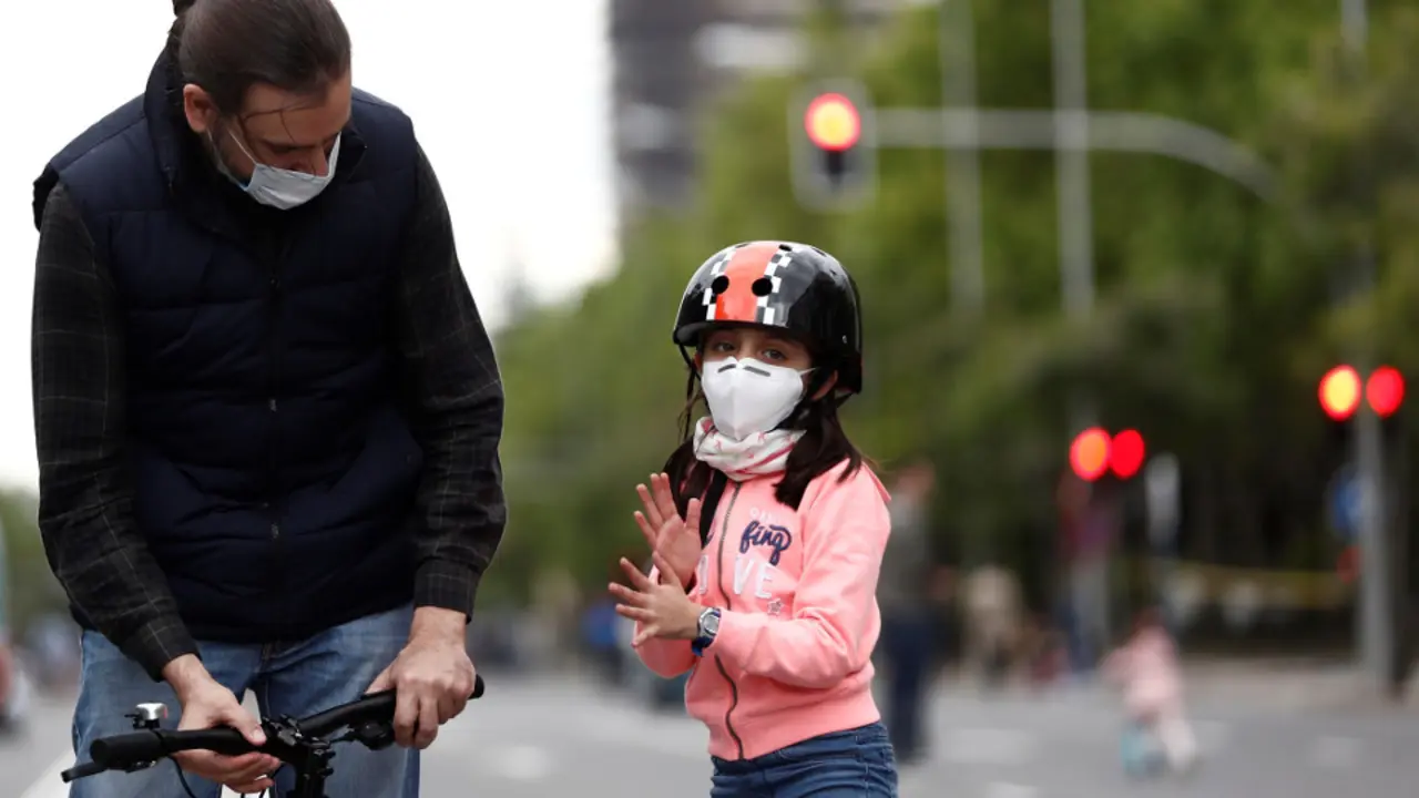 Una niña con mascarilla en la calle. EFE