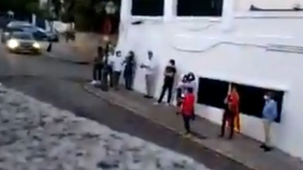 Algunos de los manifestantes ante la casa de Ábalos. TWITTER