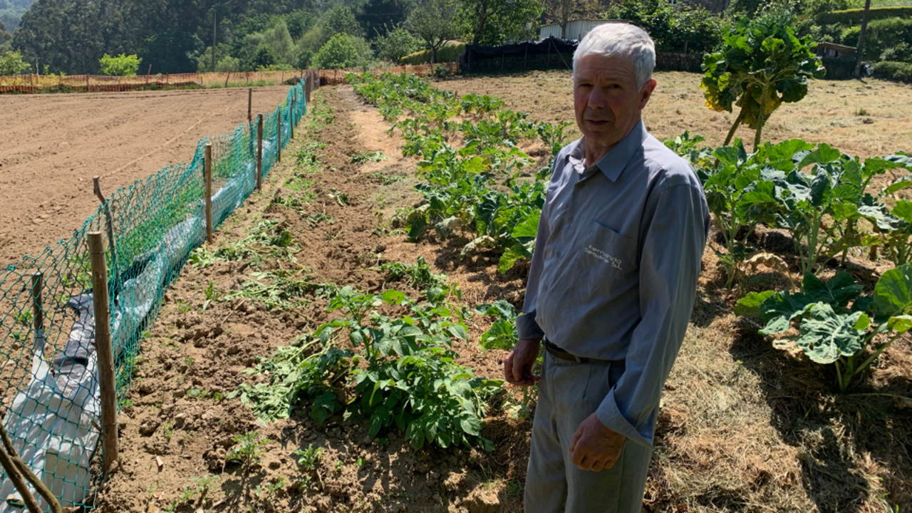 O dono da leira xunto ao suco. CEDIDA