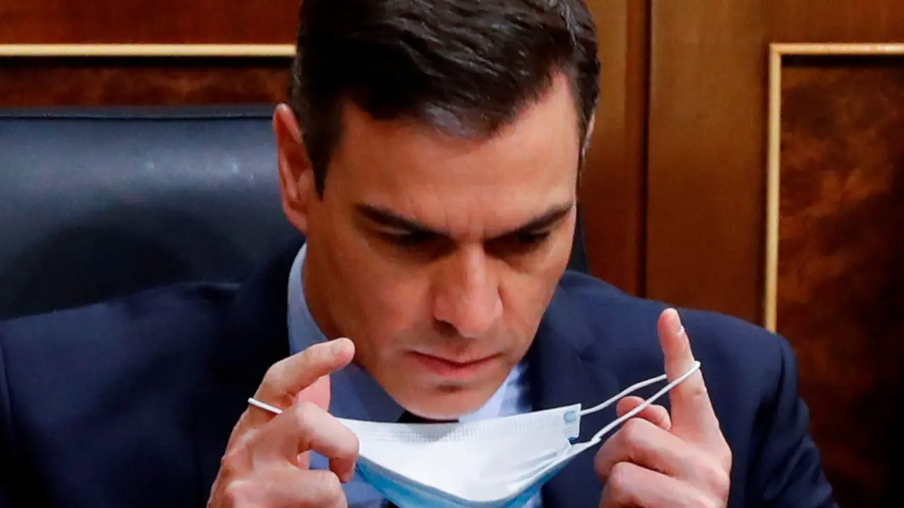 Pedro Sánchez se coloca una mascarilla, este miércoles en el Congreso. BALLESTEROS (EFE)