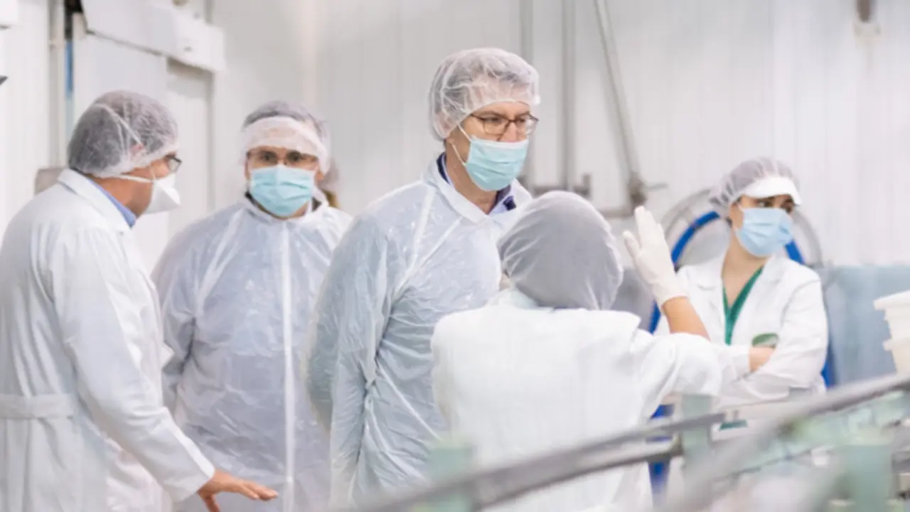 Feijóo durante su visita a la factoría sarriana EUROPA PRESS