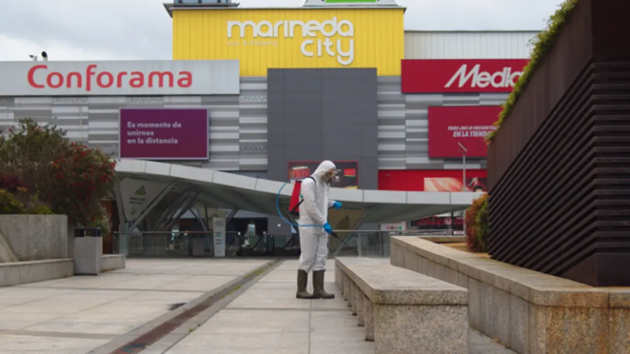 Labores de desinfecci&oacute;n en el complejo comercial coru&ntilde;&eacute;s. EP