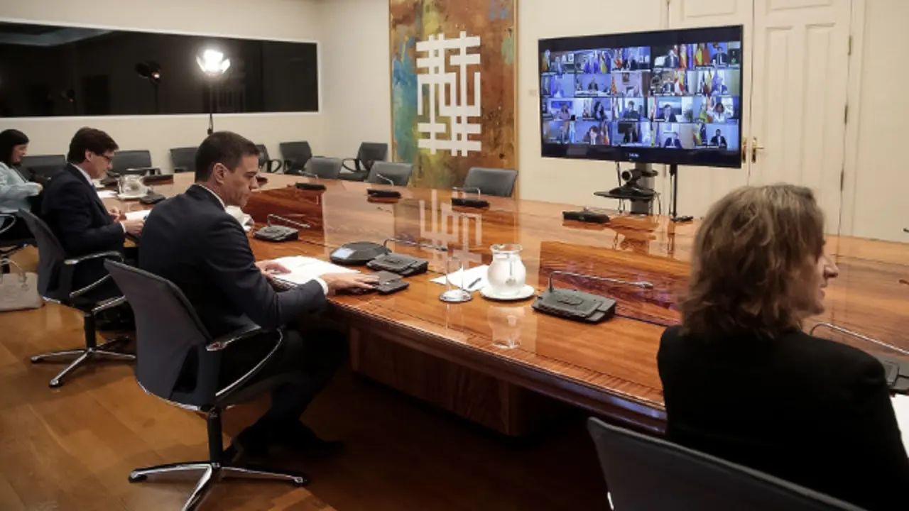 Sánchez, acompañado por Darias, Illa y Ribera, en la videoconferencia con los presidentes autonómicos. EFE