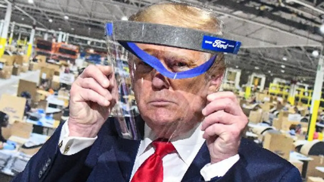 Trump con una máscara.