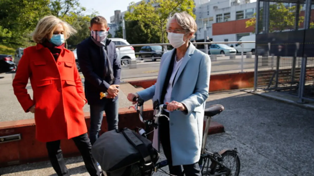 Élisabeth Borne, con una bicicleta. EFE