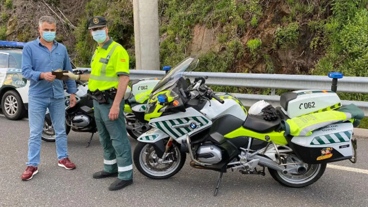 Entrega da carteira extraviada nun control na Gudiña. GARDA CIVIL