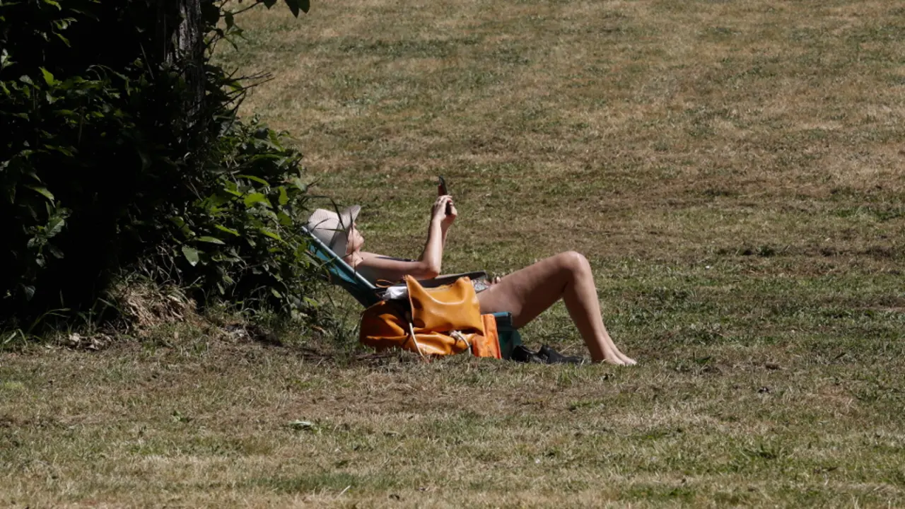 Una mujer toma el sol este martes en Lugo. XESÚS PONTE