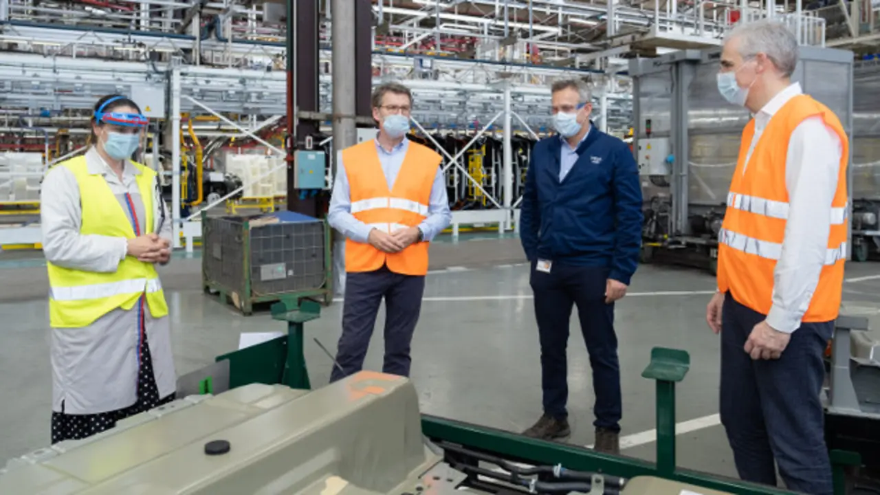 Feijóo e Rueda durante a visita á planta de PSA Vigo. XUNTA